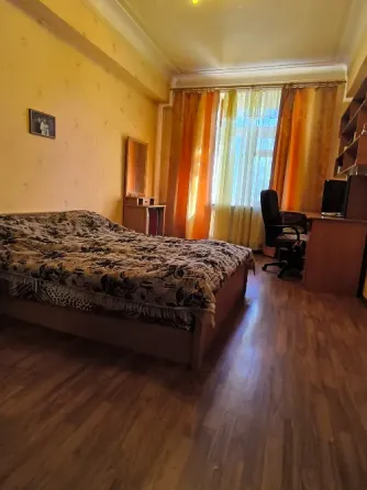 Продам 3х ком крупногабаритную квартиру в самом центре .Сталинка 92м2, 3этаж Макеевка