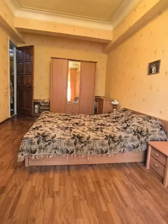Продам 3х ком крупногабаритную квартиру в самом центре .Сталинка 92м2, 3этаж Макеевка