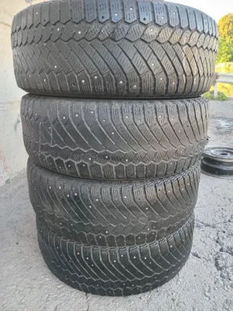 Продаю комплект зимние резины 235 60 17 Донецк