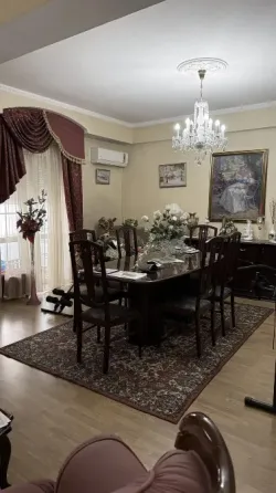 Продам 2 комнатную сталинку в центре Донецк