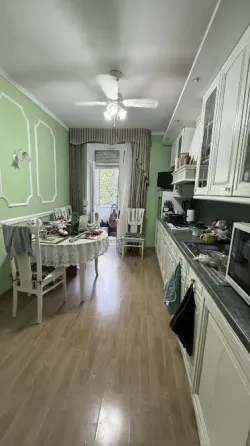 Продам 2 комнатную сталинку в центре Донецк