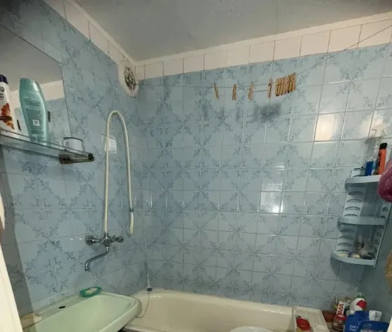 Срочно продам 2 к.кв Собинова магазин Партнер 2 этаж 9эт дом Донецк