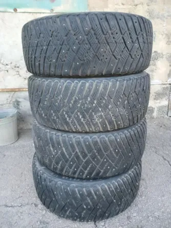 Продаю комплект зимней резины 215 55 16 Донецк