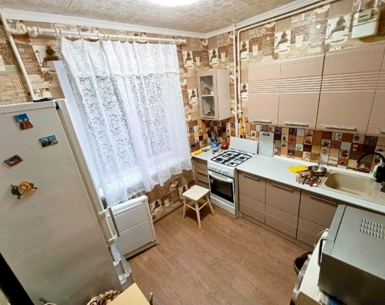 3-х ком кв м-н Зеленый в районе Магазина, этаж 2/9 Макеевка