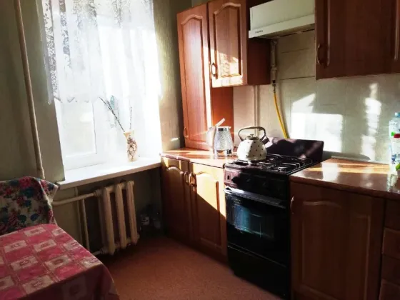 сдам 1-ком квартиру в киев. р-не, ул. артема, маяк. отличная. мебель,вся техника. Донецк