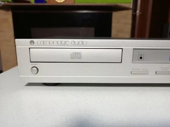 Проигрыватель CD дисков Английской фирмы "Cambridge Audio"-D-500SE Донецк