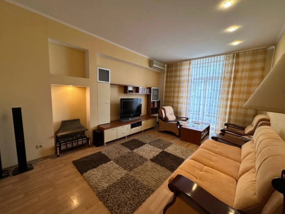 Продаётся просторная, светлая и уютная квартира площадью 84 м² на комфортном 3 этаже 4х этаж-го дома Харцызск