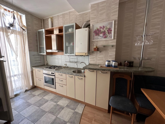 Продаётся просторная, светлая и уютная квартира площадью 84 м² на комфортном 3 этаже 4х этаж-го дома Харцызск