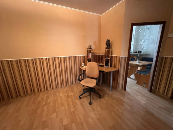 Продаётся просторная, светлая и уютная квартира площадью 84 м² на комфортном 3 этаже 4х этаж-го дома Харцызск
