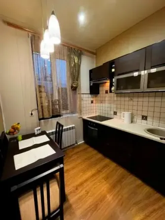 Продается 2-комнатная сталинка с ремонтом, 50 кв.м, 1/2. Донецк