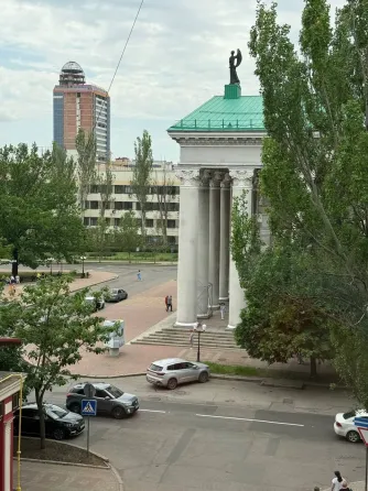 Продается крупногабаритная 3ка, сталинка, Драмтеатр. Донецк