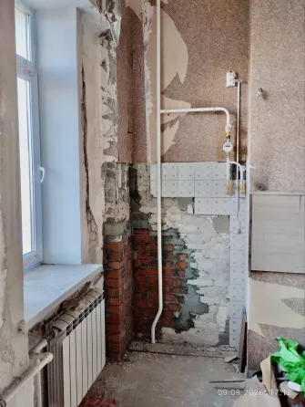Продаётся большая 1 к квартира, сталинка на Левом берегу. Ориентир - 2 участок. Мариуполь