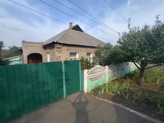 Продается большой кирпичный дом в г. Торез по пер. Глеба Успенского Торез