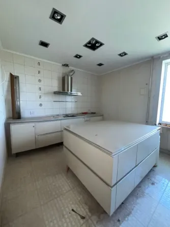 Продается трехкомнатная квартира с парковочным местом в центре Мариуполь