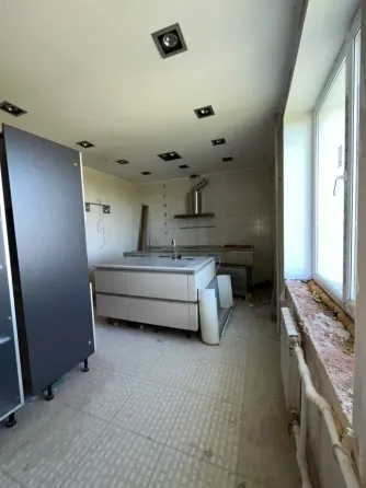 Продается трехкомнатная квартира с парковочным местом в центре Мариуполь