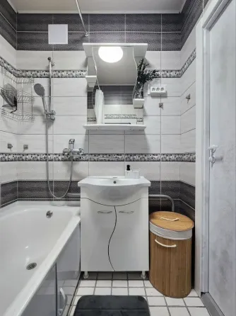 Cдаeтcя пpocтopнaя oднoкoмнaтнaя квартира с сoвpеменным ремонтoм в 5 минутaх xодьбы oт круга Донецк