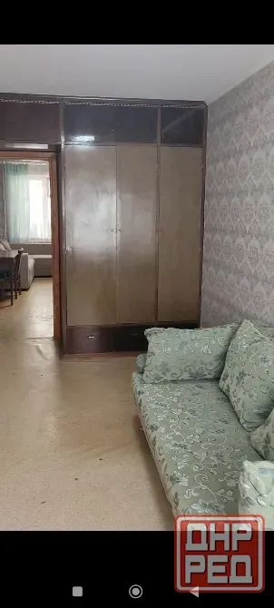 Сдам 2-х комнатную в Макеевке. Два новых дивана. Нагревательный бак. Всё необходимое есть. Макеевка - изображение 1