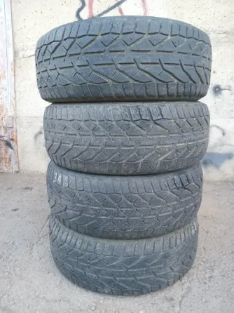 Продаю комплект зимней резины 225 55 17 Донецк
