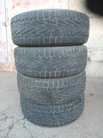 Продаю комплект зимней резины 215 60 16 Донецк