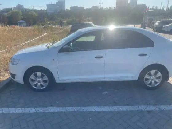 Skoda Rapid 2015 года, цвет белый. Пробег 176 000 км. Донецк