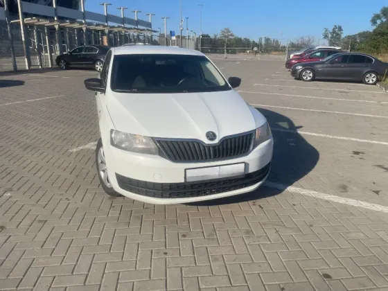 Skoda Rapid 2015 года, цвет белый. Пробег 176 000 км. Донецк