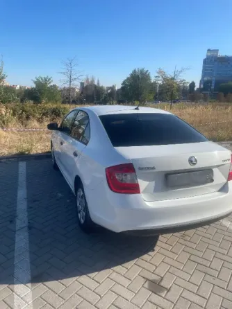 Skoda Rapid 2015 года, цвет белый. Пробег 176 000 км. Донецк