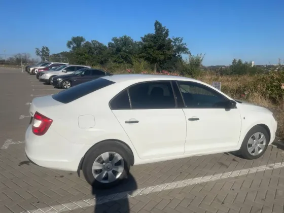 Skoda Rapid 2015 года, цвет белый. Пробег 176 000 км. Донецк