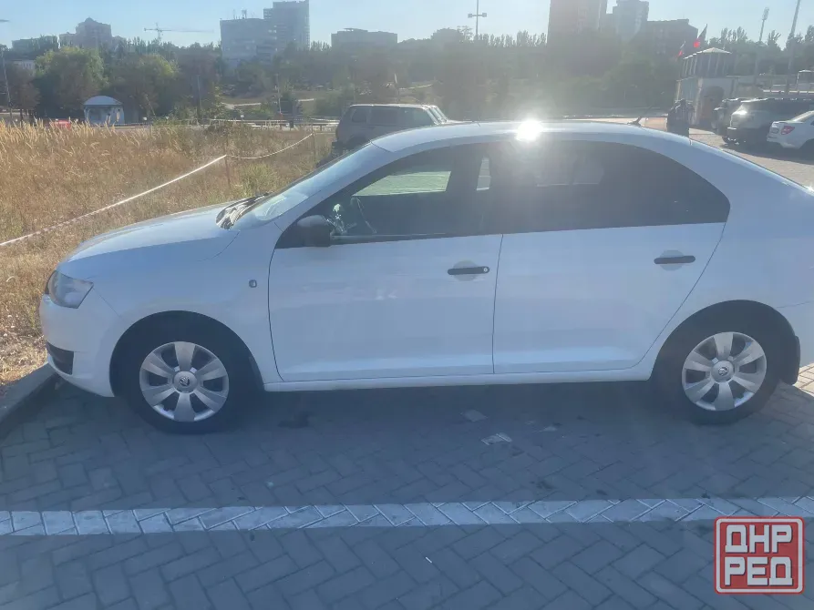 Skoda Rapid 2015 года, цвет белый. Пробег 176 000 км. Донецк - изображение 4