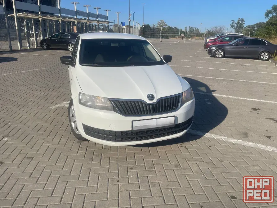 Skoda Rapid 2015 года, цвет белый. Пробег 176 000 км. Донецк - изображение 1
