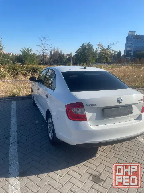 Skoda Rapid 2015 года, цвет белый. Пробег 176 000 км. Донецк - изображение 2