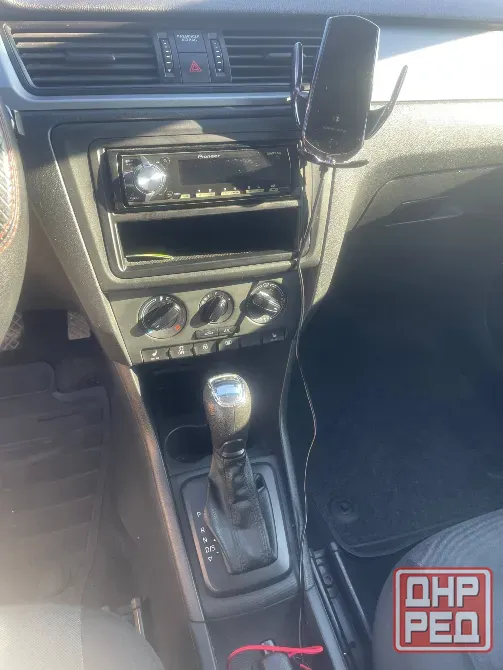 Skoda Rapid 2015 года, цвет белый. Пробег 176 000 км. Донецк - изображение 6