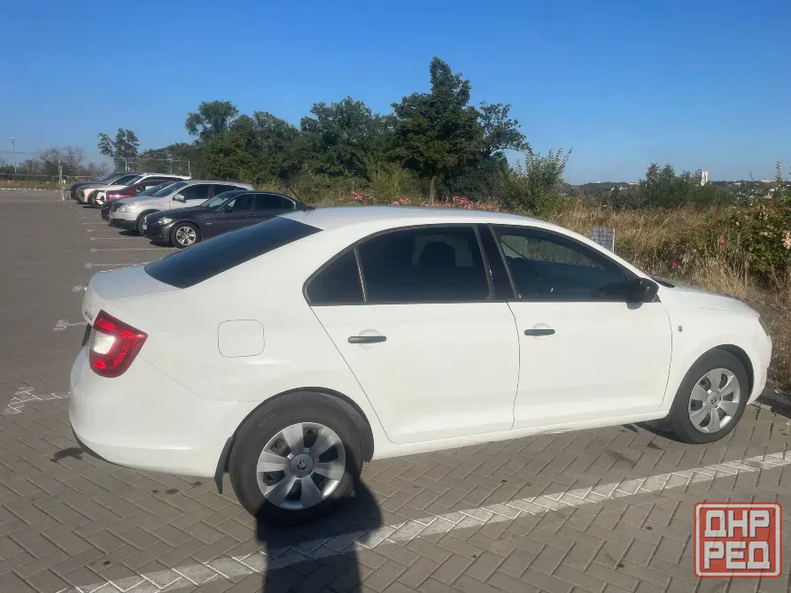 Skoda Rapid 2015 года, цвет белый. Пробег 176 000 км. Донецк - изображение 3