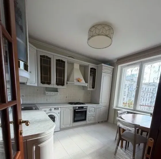 Свeтлaя 4-к. 94 м² с пaноpaмным видом, сталинка Куйбышевский район. мин, школa/сaд Донецк
