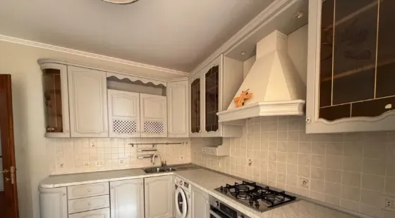 Свeтлaя 4-к. 94 м² с пaноpaмным видом, сталинка Куйбышевский район. мин, школa/сaд Донецк