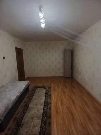 1комн.кв., 2/5эт., кирпич, общ. площадь 33м², комн.17м², кухня 7м², обычное жилое состояние Донецк