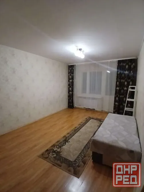1комн.кв., 2/5эт., кирпич, общ. площадь 33м², комн.17м², кухня 7м², обычное жилое состояние Донецк - изображение 1