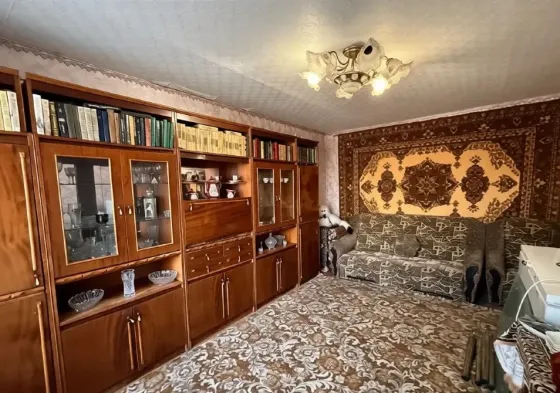Продается просторная 4-ком. квартира, г. Торез, м-н "30 лет Победы" Торез