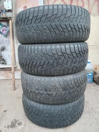 Продаю комплект зимней резины 225 50 17 Донецк
