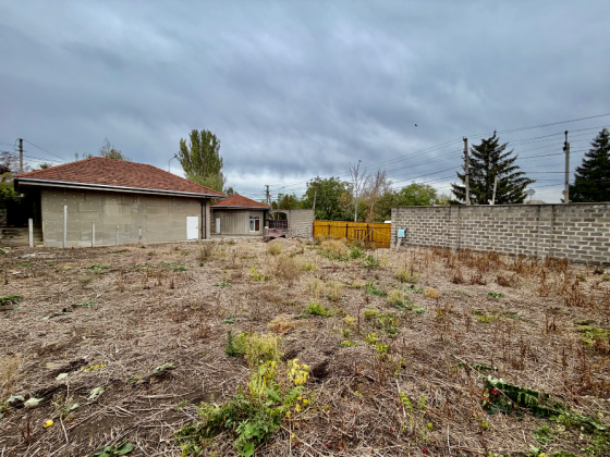 Продам участок 6 соток гос. Акт 2 гаража и домик охраны, коммуникации на участке Донецк
