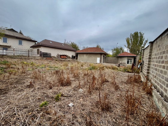 Продам участок 6 соток гос. Акт 2 гаража и домик охраны, коммуникации на участке Донецк
