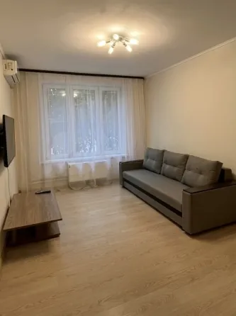 Предлагаю двухкомнатную квартиру в аренду на долгосрок Площадь: 46 кв.м Этажность: 2/5 Донецк