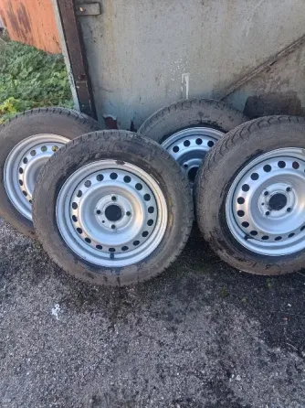 Продам новую зимнюю резину Кордиант 185 / 65 r15 на новых стальных дисках . Разболтовка 4*114,3 Донецк