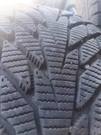 Продам новую зимнюю резину Кордиант 185 / 65 r15 на новых стальных дисках . Разболтовка 4*114,3 Донецк