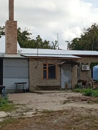 Продам 2 квартиры на земле 67 мкв. в одном доме, ангар. Земля приватизирована. Макеевка
