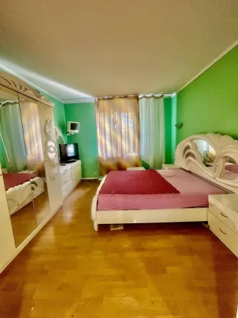 Продается большая 3 комнатная сталинка. Мариуполь