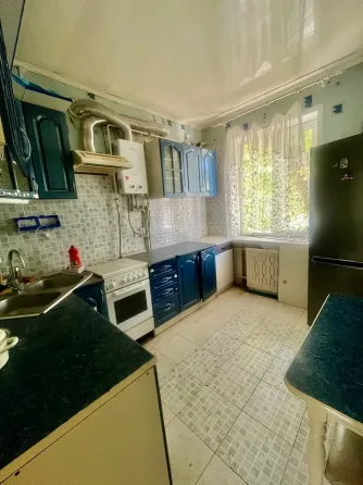 Продается большая 3 комнатная сталинка. Мариуполь