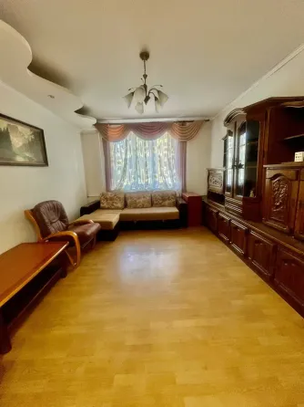 Продается большая 3 комнатная сталинка. Мариуполь