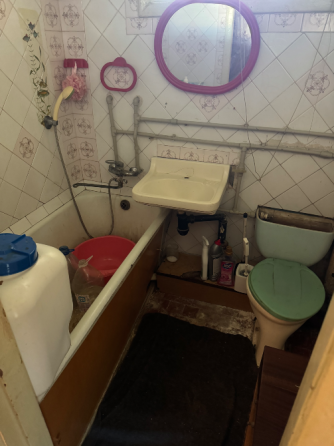 Продам двух комнатную квартиру на жд Донецк