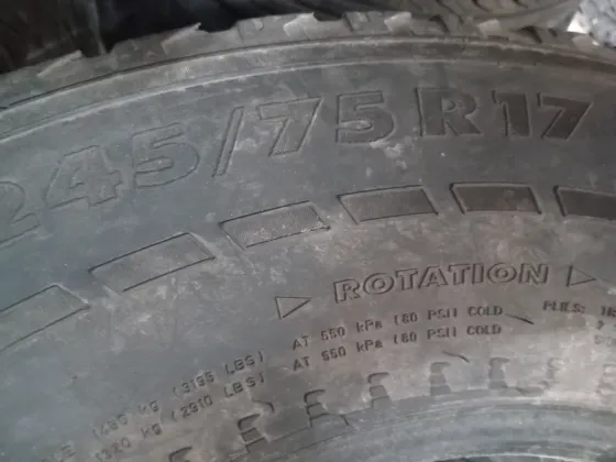 Продаю комплект зимней резины 235 55 19 Донецк