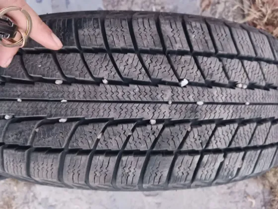 Продаются 2 зимние шины 185/65/15 Донецк